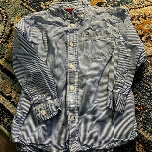 Tommy Hilfiger blue/white pinstriped button down. Classic TH flag logo. Guc.